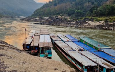 Jak dostać się z Laosu do Tajlandii wolną łodzią po Mekongu? Przewodnik.